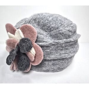 Woman's Hat  LaFenice Italy Gray Wool Cloche w/ Felt Flower Appliqué Winter Cap